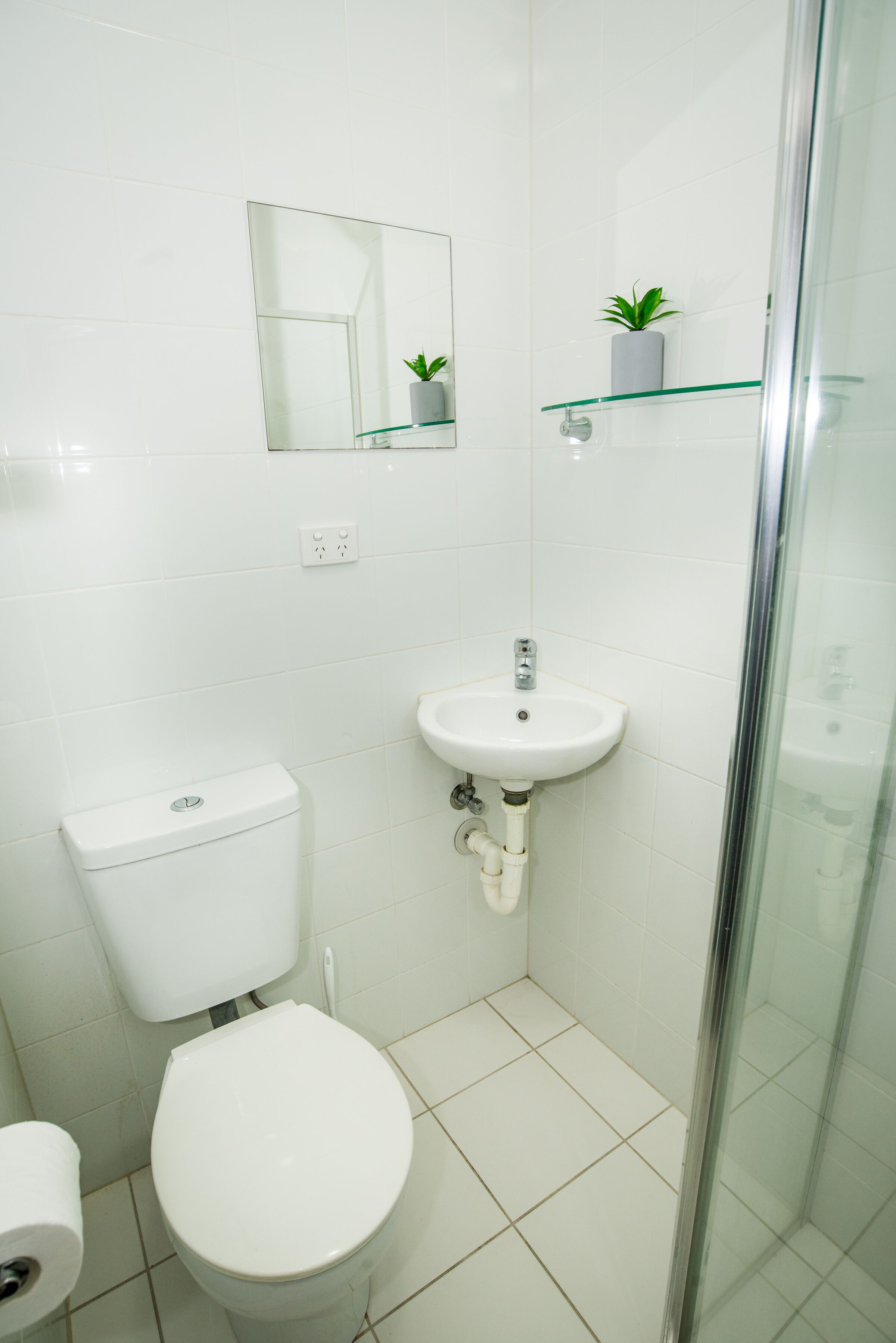 Single ensuite room in convenient quiet location — image 5