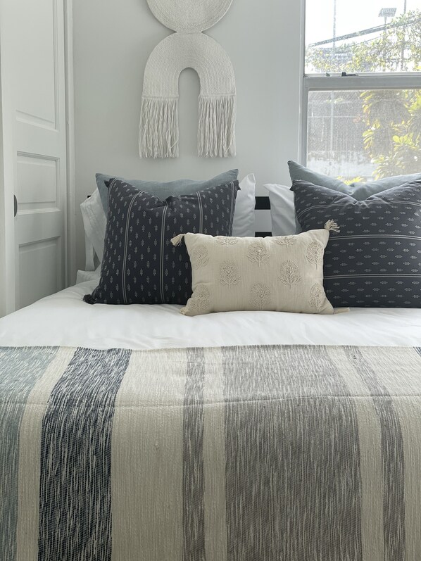 3 عدّة غرف نوم ومكتب وواي فاي مجانًا وملاءات أسرّة