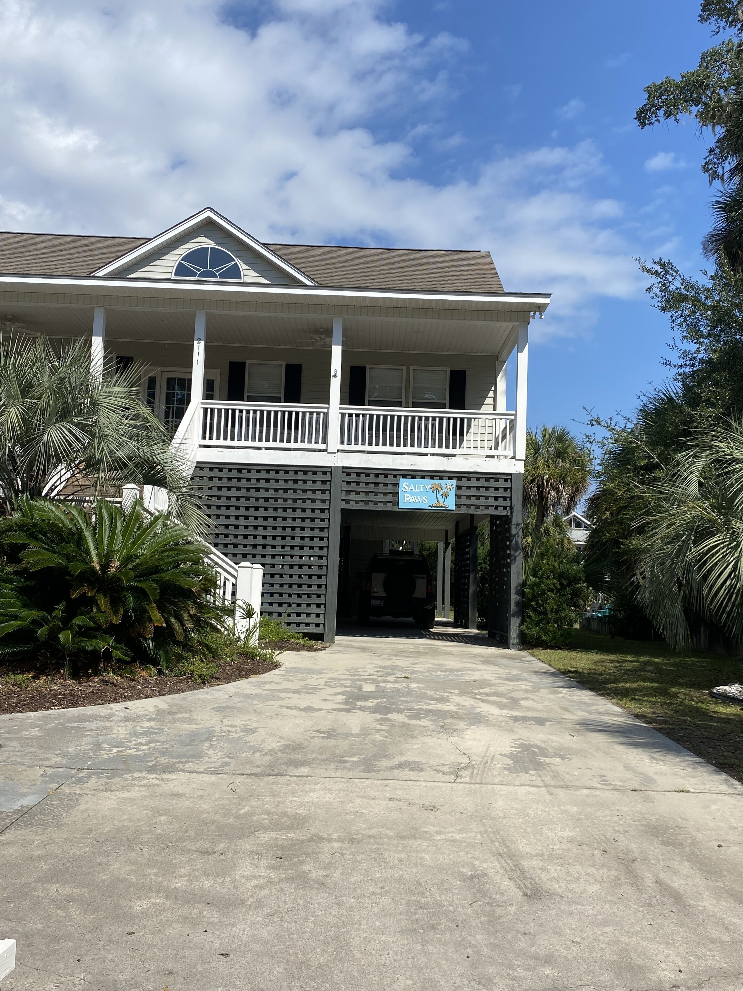 Salty Paws- Easy beach access, large outdoor spaces, 2 amazing covered porches