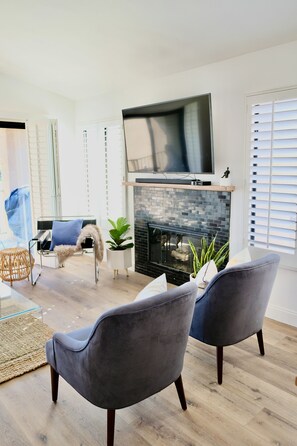 Smart TV, fireplace, books - Completely Remodeled, Full Tennis Privileges, ALWAYS Clean at Palm Valley CC!! (Palm Desert)