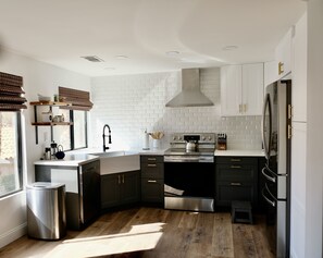 Fridge, microwave, oven, stovetop - Completely Remodeled, Full Tennis Privileges, ALWAYS Clean at Palm Valley CC!! (Palm Desert)