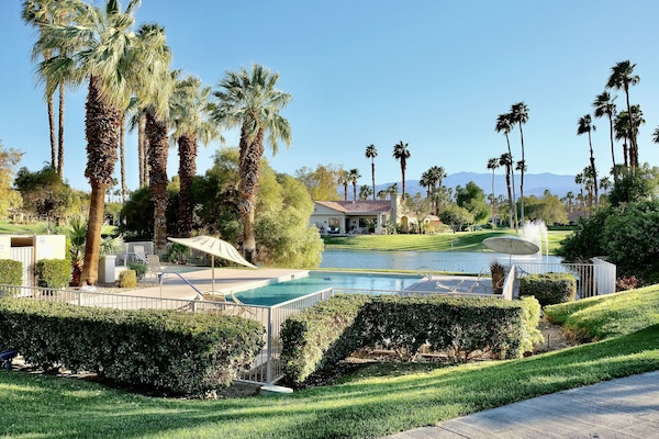 Alberca al aire libre y alberca climatizada