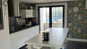 Refrigerador, microondas, horno y parrilla de estufa