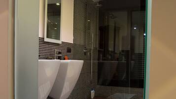 Ensemble douche/baignoire, baignoire à jets, sèche-cheveux