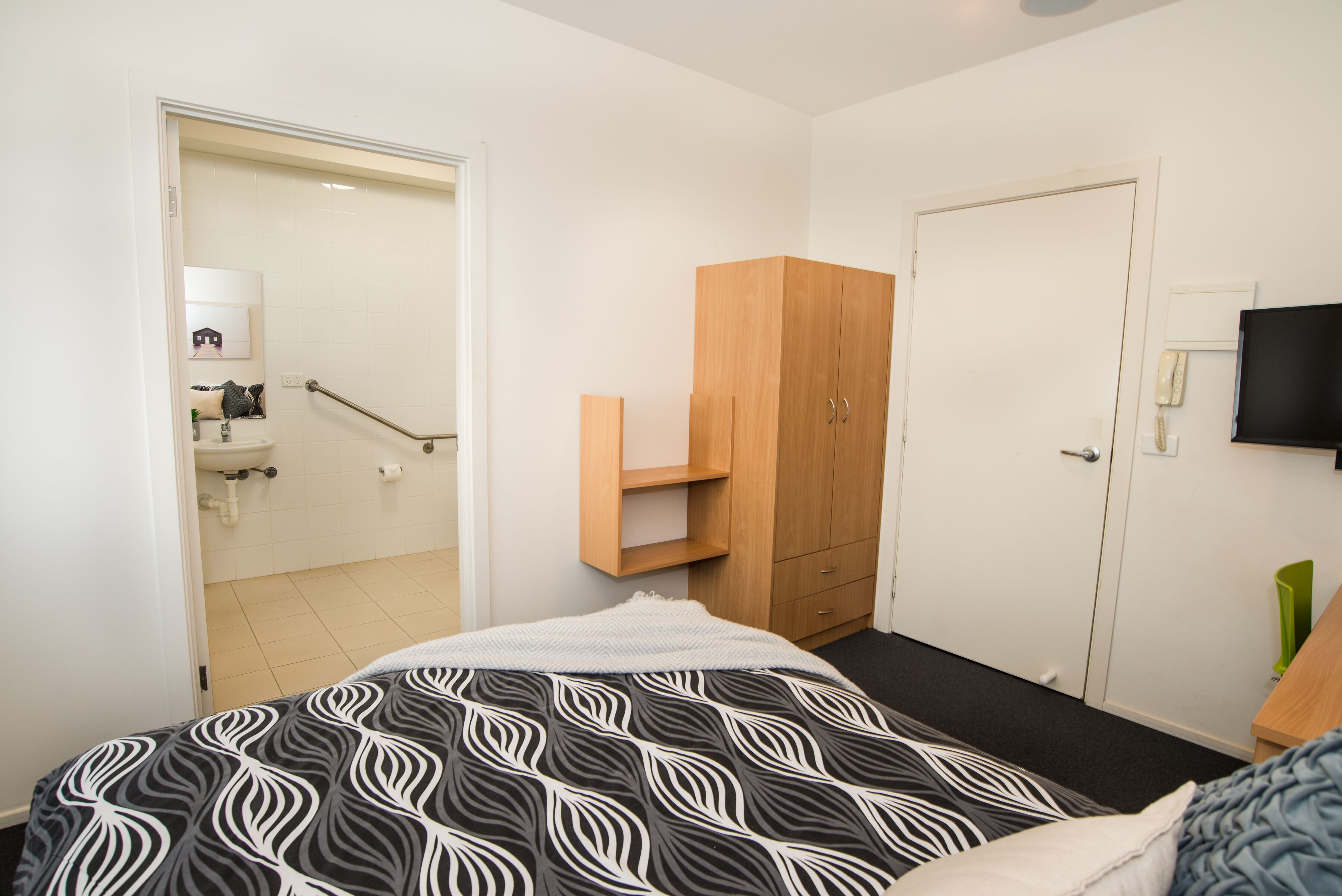 Ensuite apartment in Berwick location — image 4