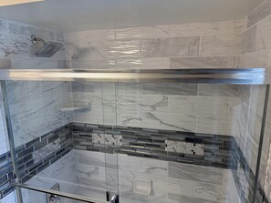 Duschwanne, Haartrockner, Handtücher, Seife