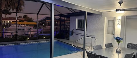 Utendørsbasseng og et oppvarmet basseng