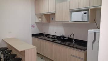 Kjøleskap, mikrobølgeovn, kaffetrakter/tekoker og hurtigmikser