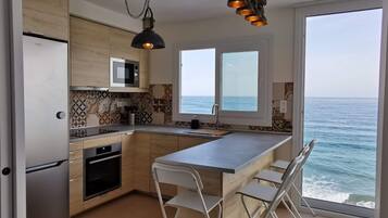 Fridge, microwave, oven, coffee/tea maker