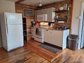 Fridge, stovetop, coffee/tea maker, cookware/dishes/utensils - Rustic Hook Lodge, Steelhead Suite (Wellston)