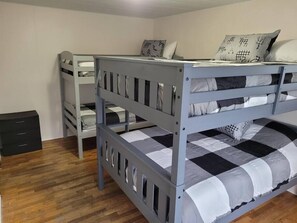 2 bedrooms, WiFi, bed sheets - Rustic Hook Lodge, Steelhead Suite (Wellston)