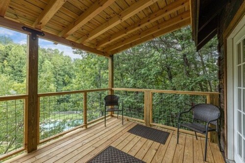 Beautiful Cabin! 5BR/3BA, Sleeps 16, Mile from Parkway, WIFI, Hot Tub, Game room
