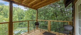 Beautiful Cabin! 5BR/3BA, Sleeps 16, Mile from Parkway, WIFI, Hot Tub, Game room