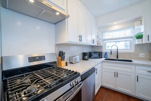 Fridge, microwave, oven, stovetop - 2 Bedroom Hermosa Beach Home (Hermosa Beach)