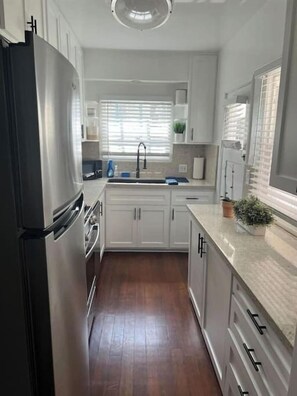 冷蔵庫、電子レンジ、オーブン、コンロ