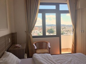 Habitación doble Deluxe, balcón | Wifi gratis y ropa de cama