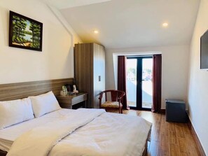 Superior Double Room with Window | Free WiFi, bed sheets - Lina Hotel (Da Lat)