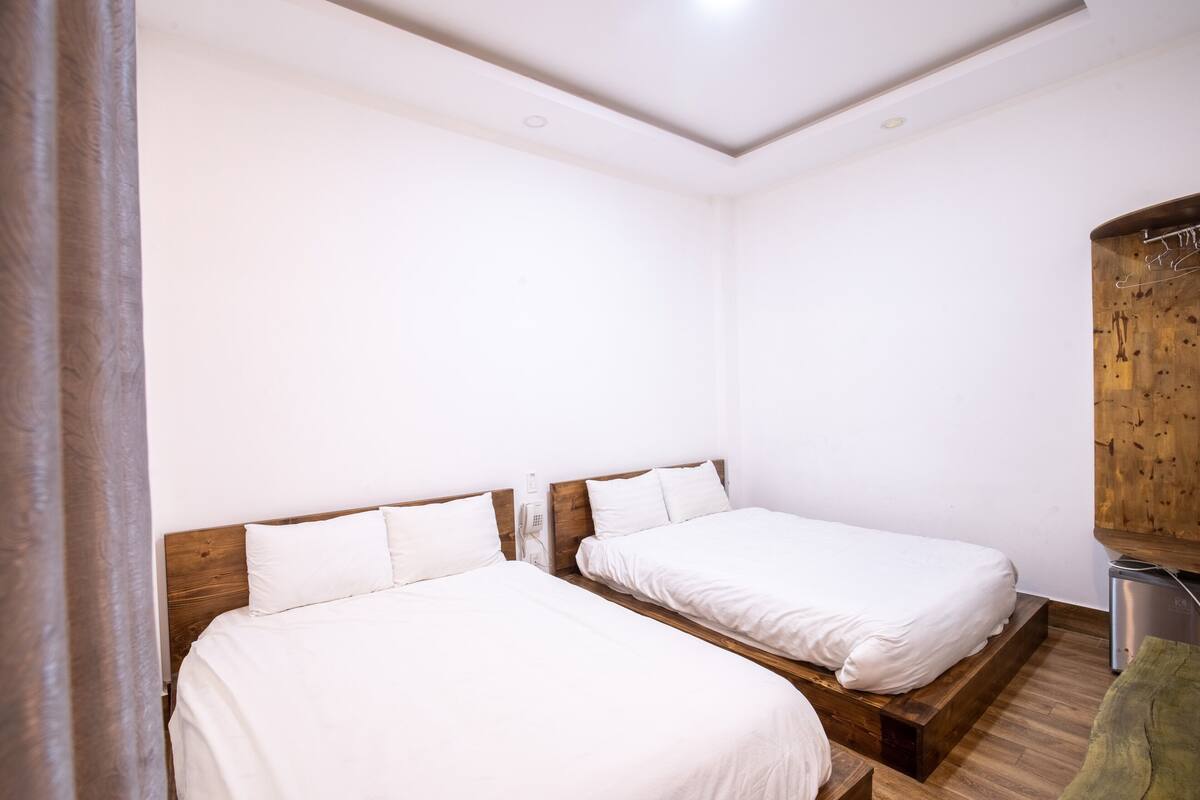 Minibar, desk, soundproofing, WiFi (free)