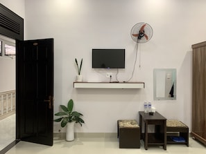 Superior Room | Desk, blackout curtains, free WiFi, bed sheets - Phuong Dung Hotel (Da Lat)