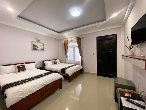 Quadruple Room | Desk, blackout curtains, free WiFi, bed sheets - Phuong Dung Hotel (Da Lat)