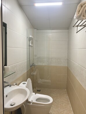 Family Room | Bathroom | Shower, rainfall showerhead, free toiletries, slippers - Phuong Dung Hotel (Da Lat)