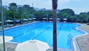 Una piscina al aire libre