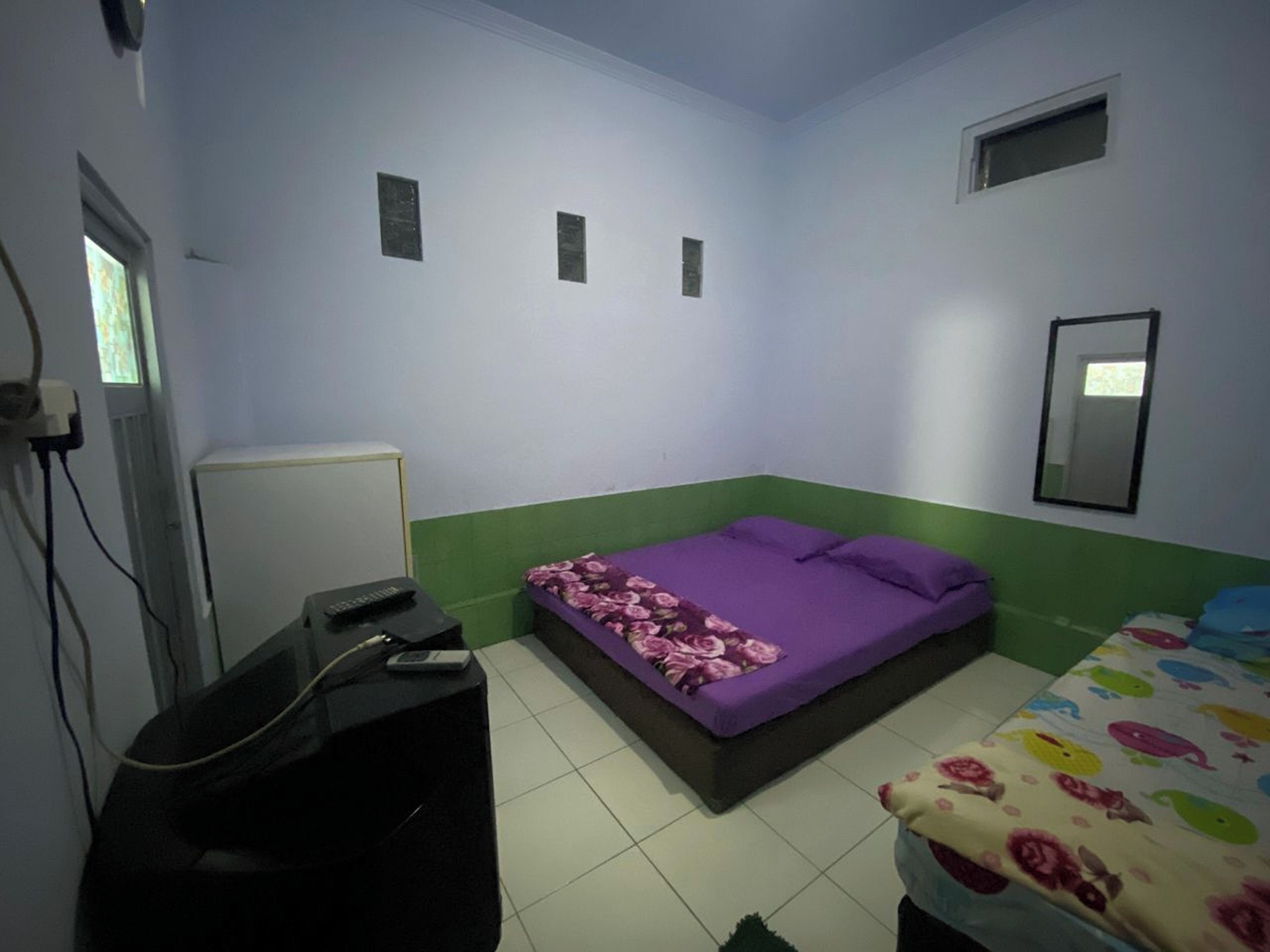 Kamar Superior | Meja kerja dan seprai linen