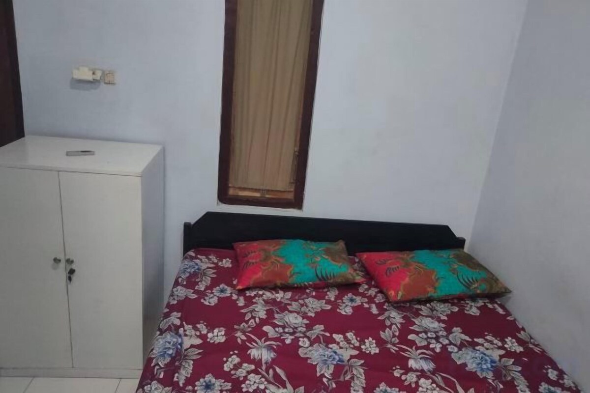 Escritorio y ropa de cama