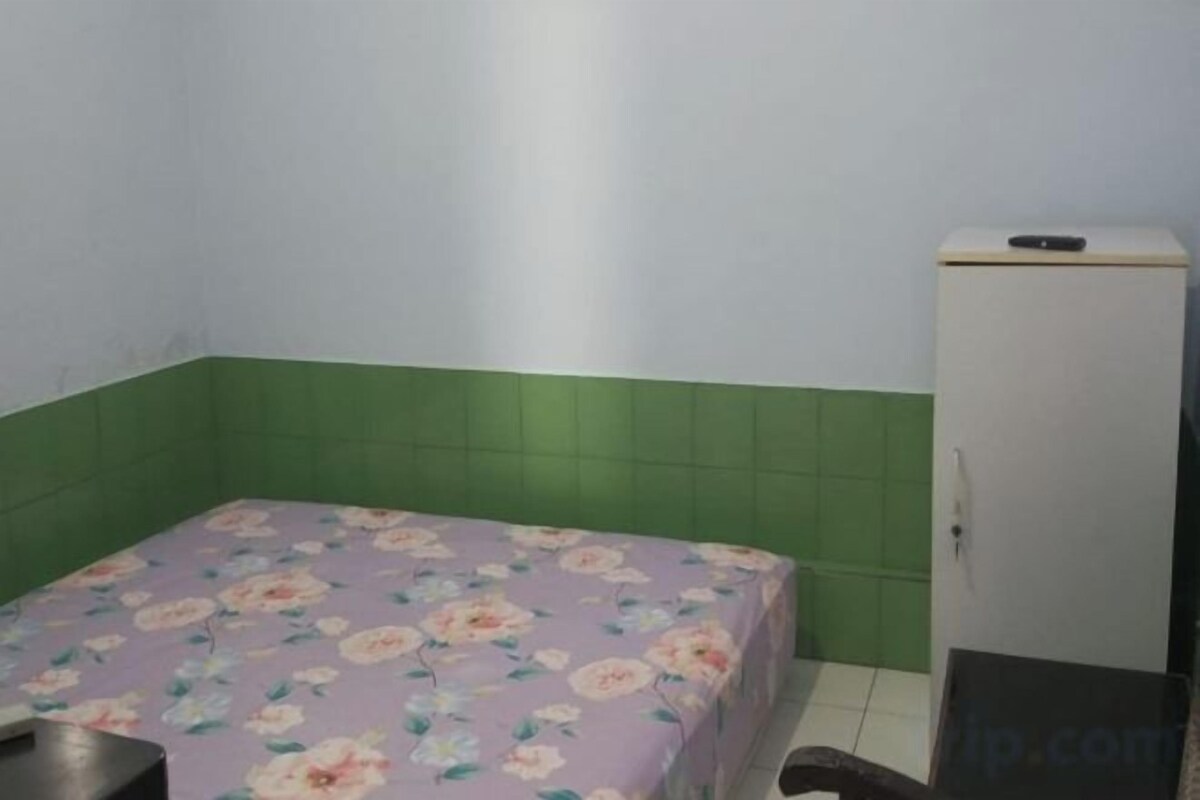Escritorio y ropa de cama