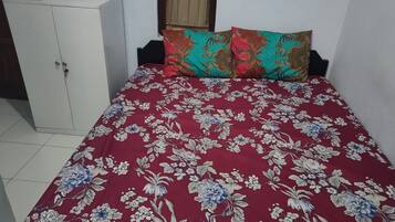 Meja kerja dan seprai linen