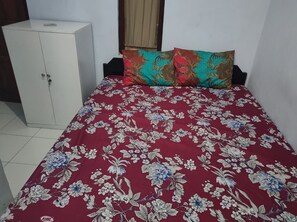 Desk, bed sheets - Homestay Wijaya Mulya (Borobudur)