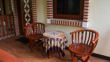 Minibar, escritorio y ropa de cama