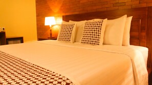 Minibar, desk, bed sheets - Anang Bed & Breakfast Syariah by Ndalem Beong (Borobudur)