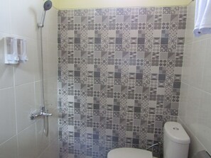 高级房 | 浴室 | 淋浴设施、拖鞋、坐浴桶、毛巾