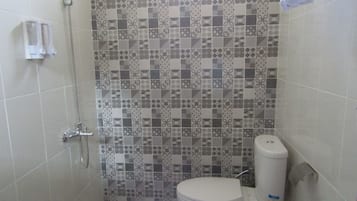 Ducha, pantuflas, bidet, toallas