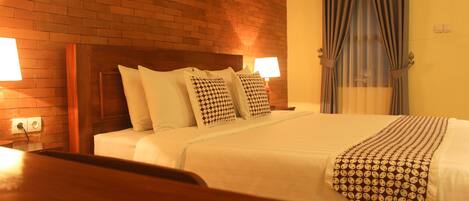 Superior Room | Minibar, desk, bed sheets