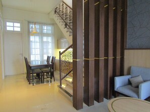 Villa, 2 Bedrooms | Meja, Wi-fi percuma, cadar katil