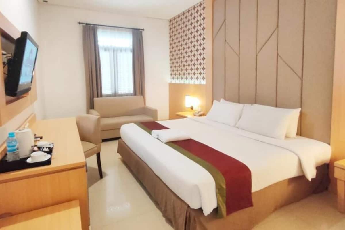 Desk, WiFi (free), bed sheets