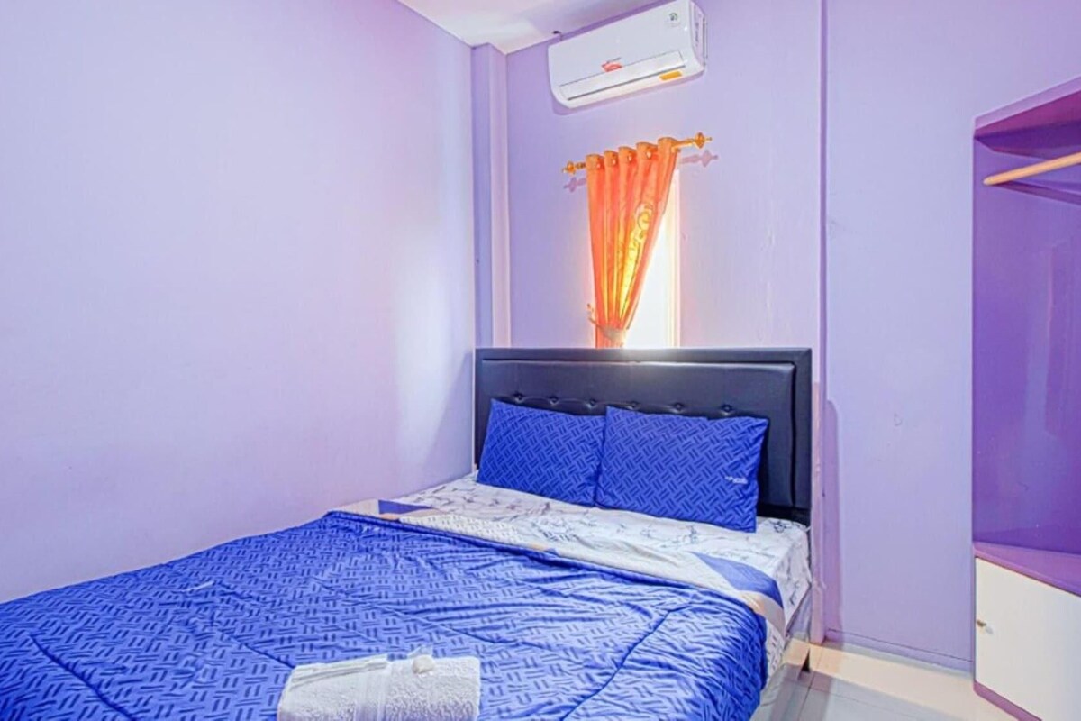 Ein Schlafzimmer mit Bett, Schrank und Klimaanlage.
