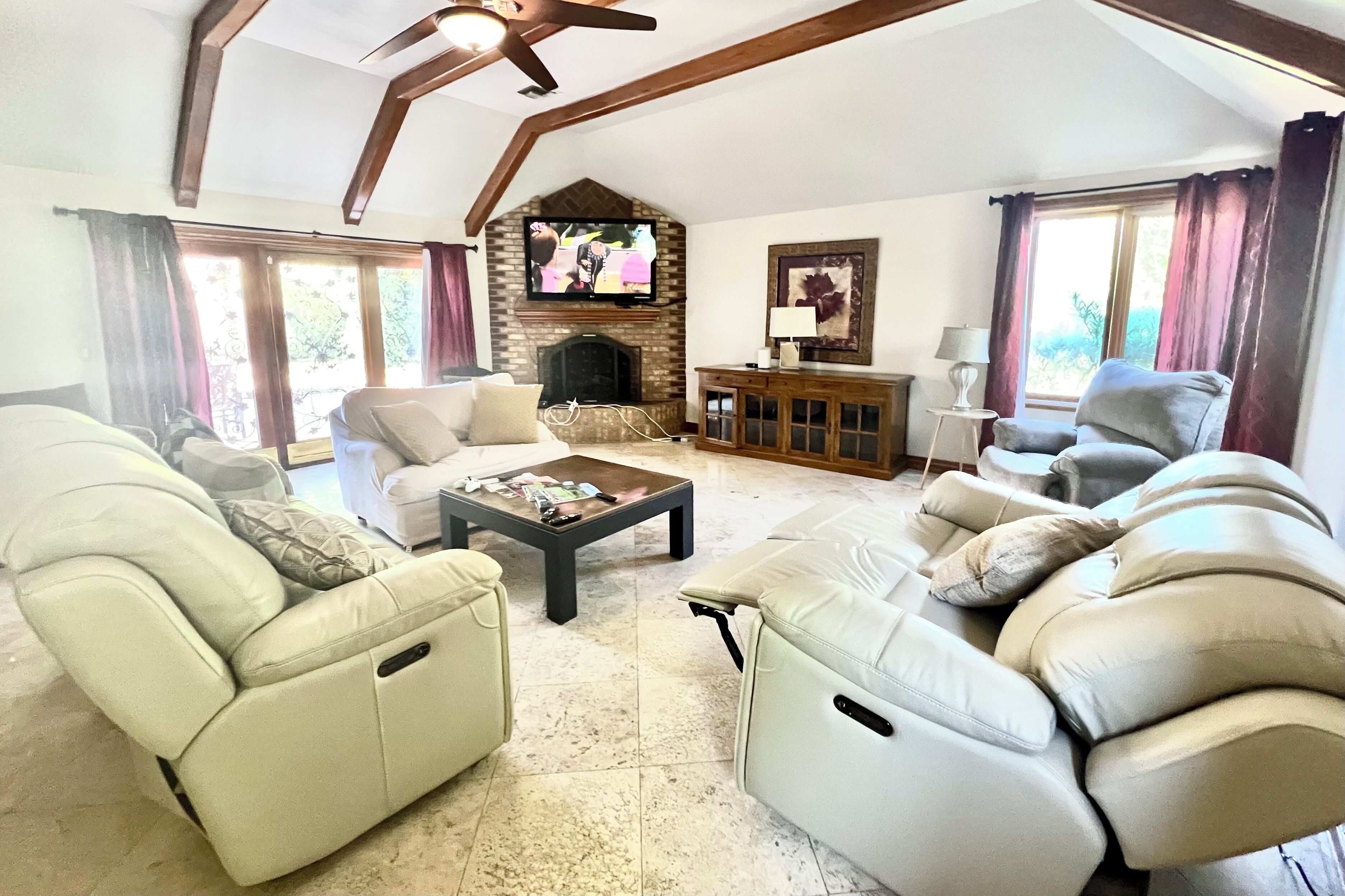 Smart-tv, bordtennisbord, computerskærme