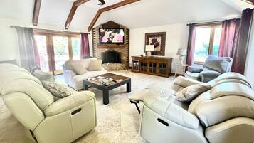 Smart-tv, bordtennisbord, computerskærme