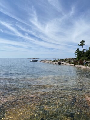 Sur la plage, chaise longue