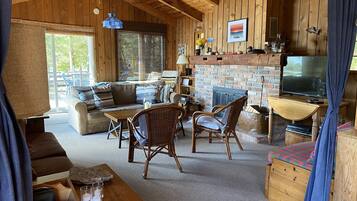 Smart TV, fireplace, DVD player, books