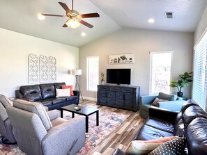 Een smart-tv en een tafeltennistafel