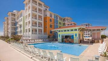 Een buitenzwembad, een verwarmd zwembad