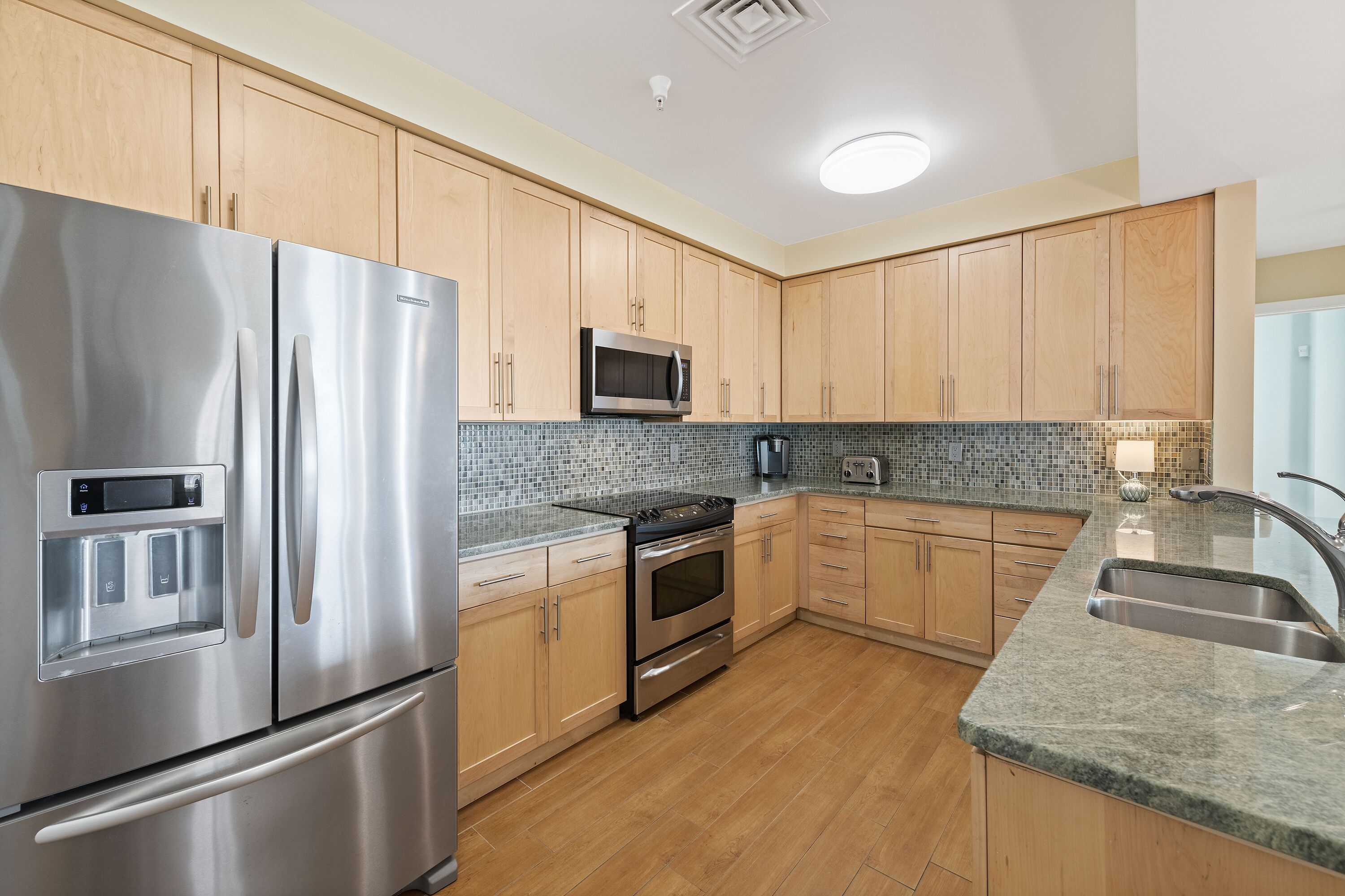 Réfrigérateur, micro-ondes, four, plaque de cuisson