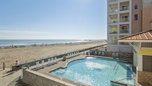 Un hotel con piscina affacciata su una spiaggia.