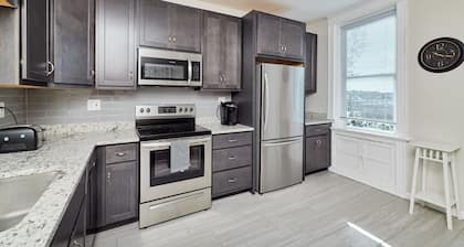 1 Bdrm Apt Forest park, CWE, & The Grove, -4930 A Wise FL2