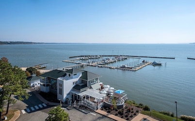 Luxury Riverfront Condo w/ sunrise & sunset views