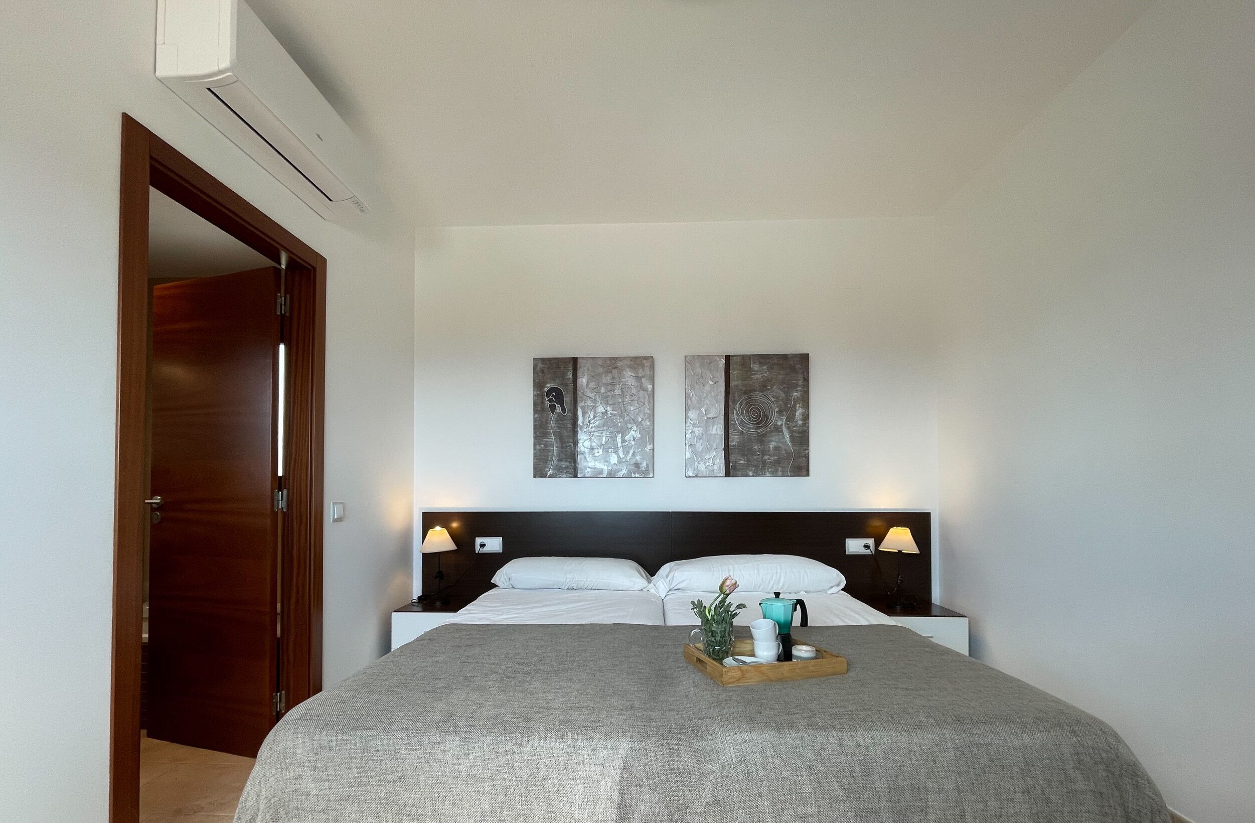 4 slaapkamers, een strijkplank/strijkijzer, gratis wifi, beddengoed